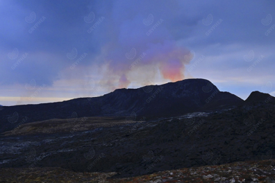 Volcan avec coulées de lave récentes refroidies - 0mn 30s